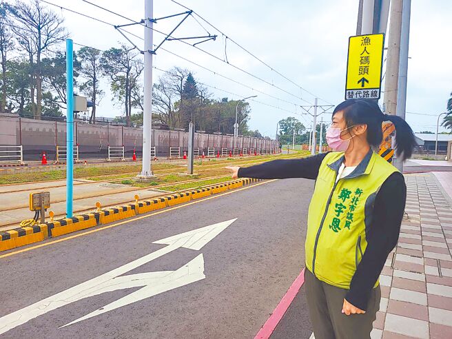 淡水漁人碼頭站輕軌旁中正路二段16日起施作人行道改善工程，深夜施工的巨大聲響引發民怨，新北市議員鄭宇恩邀集各單位協調，工程改為日間施作並作好防護措施。（戴上容攝）