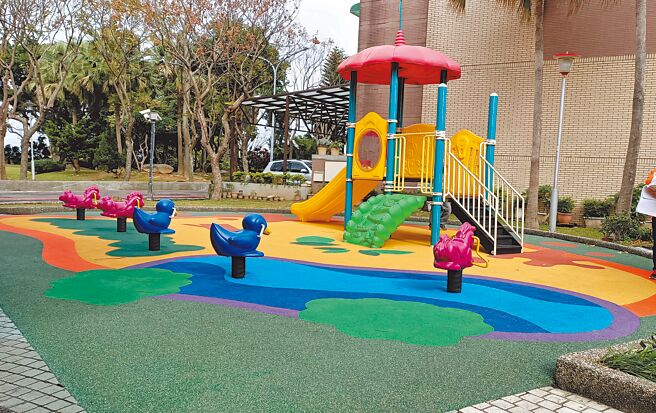 桃園市八德區里昂公園遊戲場完成改善工程。（八德區公所提供／陳夢茹桃園傳真）