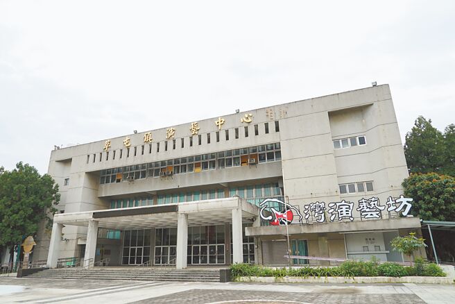 南投县草屯镇「台湾演艺坊」受到疫情影响，厂商纷纷出走，已经停摆将近2年时间，如今荒废变成蚊子馆。（吴建辉摄）