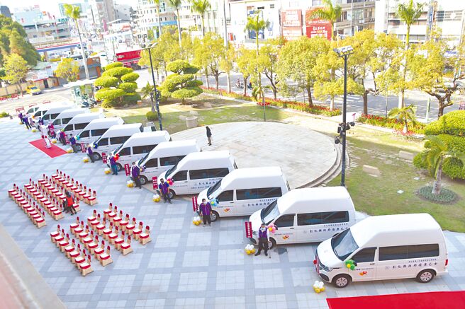 彰化县2021年捐赠爱心復康巴士在疫情衝击下逆势成长，刷新纪录，连同县府採购达13辆，总价值逾2300万元。（吴敏菁摄）
