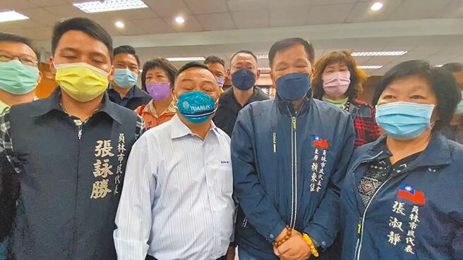 员林市代表会17日召开临时会，主席赖东位（右二）主动提案，建议公所将第二胎以后的新生儿营养补助金，一口气从现行6000元，加码到3万6000元，获得全体代表一致支持同意。员林市长游振雄（左）也乐观其成，表示将请主计和财政开会研议，在今年中办理追加预算。（谢琼云摄）