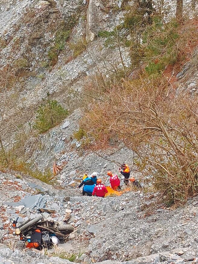 丹大林道17日再传机车坠崖事件。（南投县消防局提供／廖志晃南投传真）