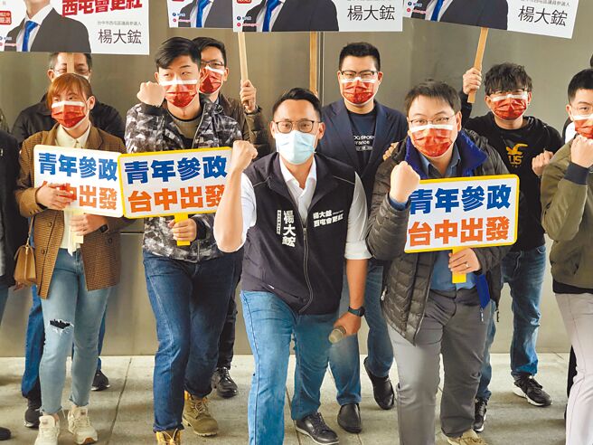 市议员杨正中的儿子杨大鋐（左三）与青年朋友，期盼国民党主席朱立伦说到做到，要给年轻人参政的机会。（陈世宗摄）