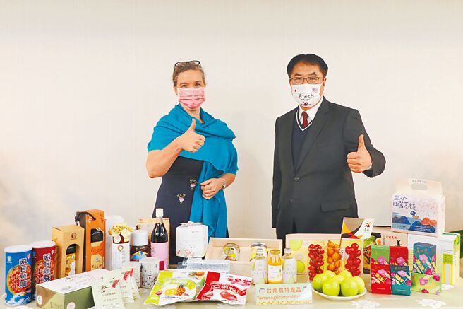 美國在台協會處長孫曉雅（左）17日拜會台南市政府，台南市長黃偉哲向她推薦台南農特產品。（台南市政府提供／曹婷婷台南傳真）
