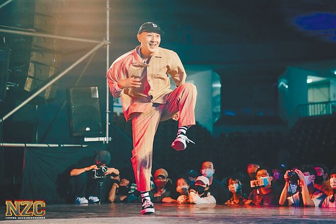 中华民国街舞协会日前举办全国中正杯街舞比赛，由30岁台东子弟蔡仁豪荣获LOCKING成人组冠军。（蔡仁豪提供／蔡旻妤台东传真）