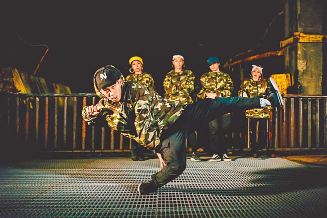 有感偏乡学舞不易，台东子弟田冠伦（前方）致力于街舞教学。（田冠伦提供／蔡旻妤台东传真）