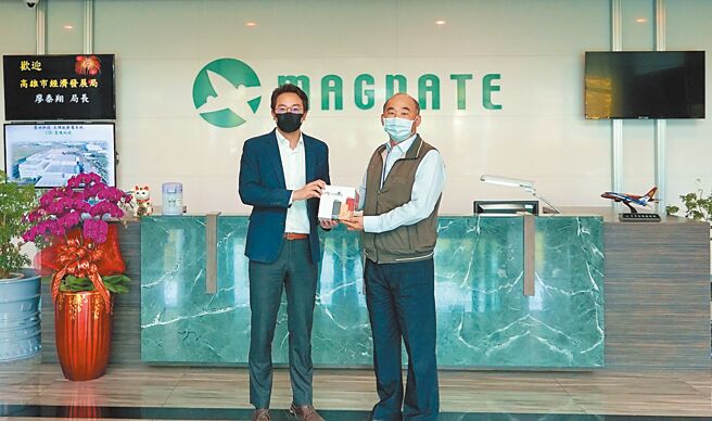 高雄市经发局长廖泰翔（左）率队拜会航太大厂晟田科技董事长谢永昌（右），交流产业布局与需求。（经发局提供／曹明正高雄传真）