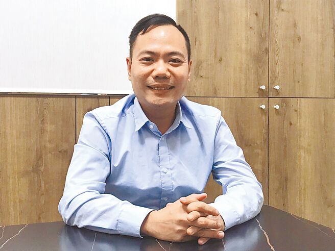 国民党籍林育先接任民眾党屏东县党部主委，引起蓝营忠贞人士不满，甚至传出「背骨」骂声，对此，林育先表示尊重。（谢佳潾摄）