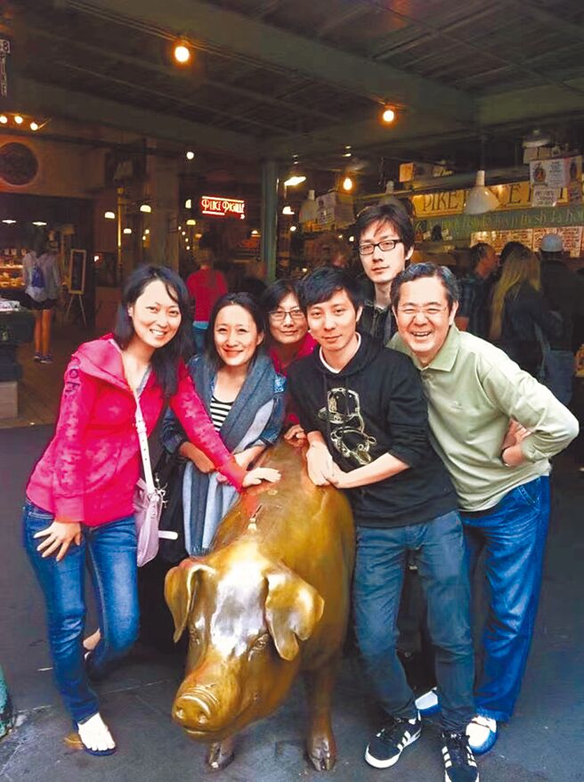 巴安（左起）、巴勻、巴嫂、巴笙、巴策、巴戈一家六口感情緊密。（家屬提供）