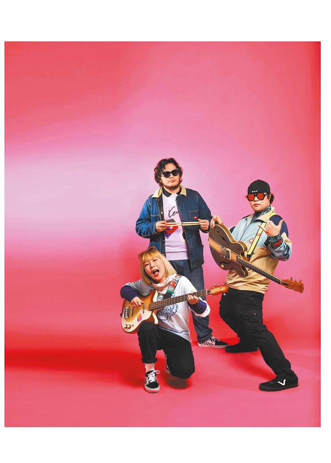 怕胖团3团员大宝（左起）、老外、闪亮，个性迥异、穿衣哲学也不尽相同，凑在一起却是和谐欢乐的氛围。（摄/石智中、服装/KENZO、妆髮/金沚函、陈宛琦）