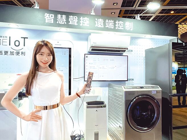 Panasonic今年继续进一步整合IoT智慧家电，可透过智慧电视或手机APP远端控制家中的Panasonic空调、除溼机、全热交换器等家电。（石欣蒨摄）