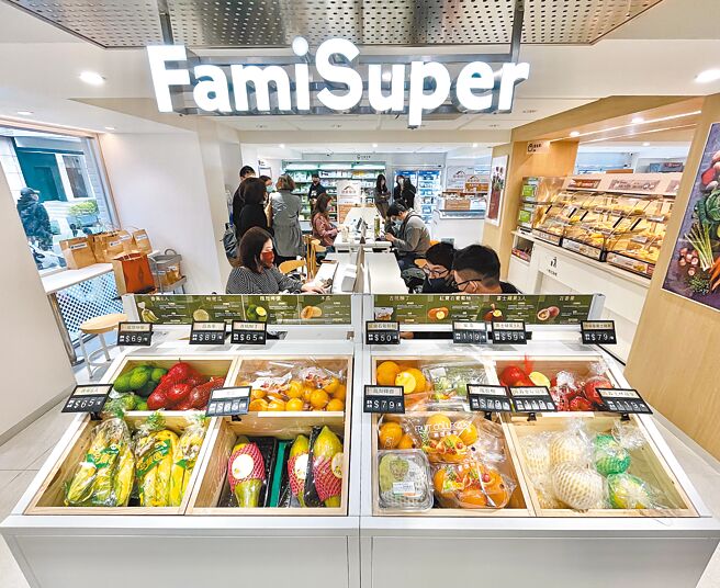 全家打造FamiSuper选品超市店，目前2间全新店型已在台北东区及新竹竹北市迎客。（何书青摄）