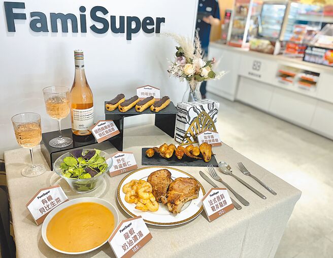 FamiSuper超市店的超市专区集结500款即食调理冷冻品、生鲜食材、日韩进口调味酱料及红白酒。（何书青摄）