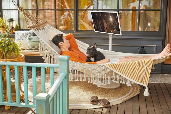 不少消費者都希望添加大一點的螢幕作輔助使用，LG就推出了全新的「StanbyME閨蜜機」（見圖）。（LG提供）