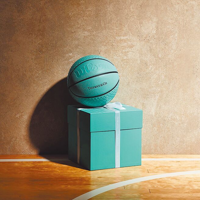 造歐布萊恩總冠軍獎盃，如今Tiffany推出一款經典Tiffany藍色的限量籃球（見圖），是品牌與藝術家Daniel Arsham攜手合作的新作品。（Tiffany & Co.提供）