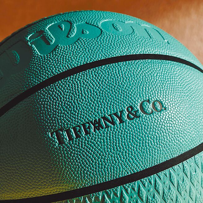 造歐布萊恩總冠軍獎盃，如今Tiffany推出一款經典Tiffany藍色的限量籃球（見圖），是品牌與藝術家Daniel Arsham攜手合作的新作品。（Tiffany & Co.提供）
