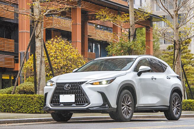 LEXUS第二代NX系列以独特的线条比例，再加上后轮拱外推设计及加大轮距，勾勒出极具跑格的动感外观。试驾车NX200豪华版，水箱护罩有着立体深邃的视觉感，售价173万元。（陈大任摄）