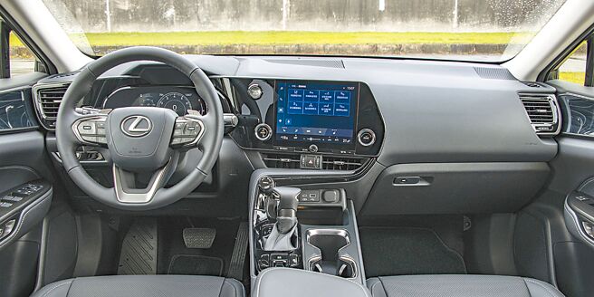 仪表控台採取TAZUNA全环绕驾驶座舱概念，中央为9.8吋多功能资讯整合系统。（陈大任摄）