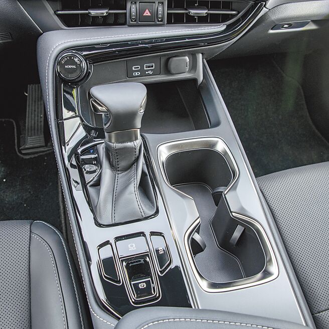 排檔座质感极佳，附双置杯架。（陈大任摄）