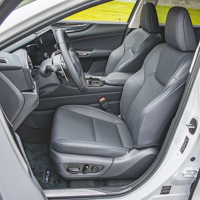 驾驶座8向电动皮椅。（陈大任摄）