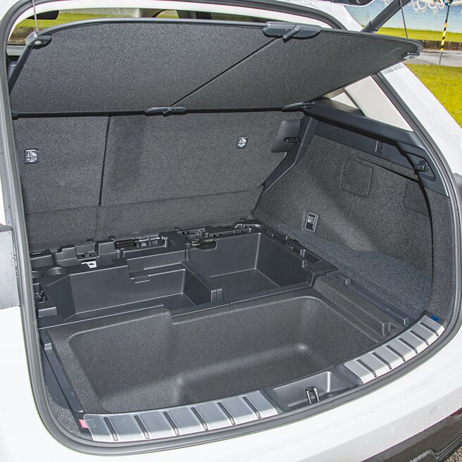 行李厢採取双层设计。（陈大任摄）