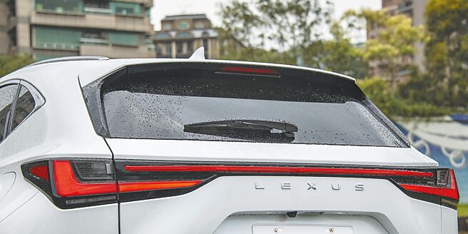 LED尾灯为贯穿式设计。（陈大任摄）