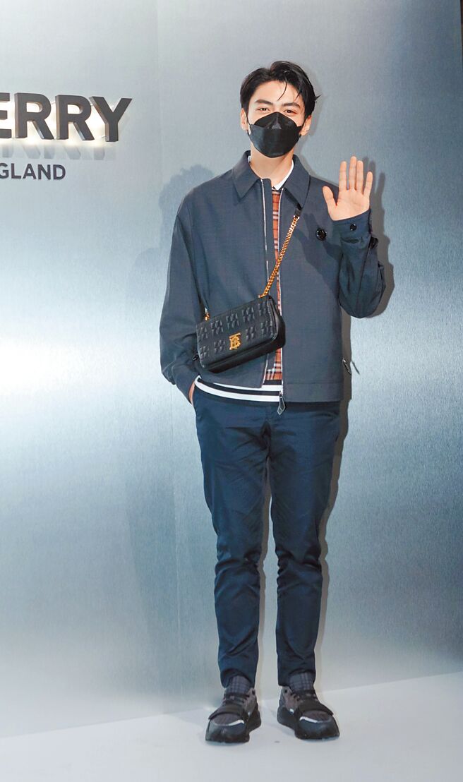 宋柏纬说自己对Burberry的格纹印象深刻，狂夸超有质感。（吴松翰摄）