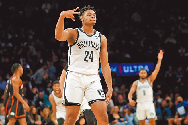 籃網卡麥隆湯瑪斯砍進關鍵三分球後，得意比出3的手勢。（路透）