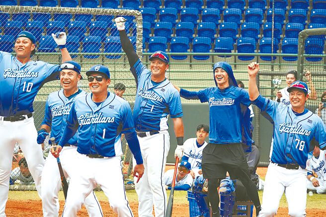 富邦悍將春訓舉辦全壘打大賽，「國輝隊」由隊長高國輝（中）敲出再見全壘打。（毛琬婷攝）