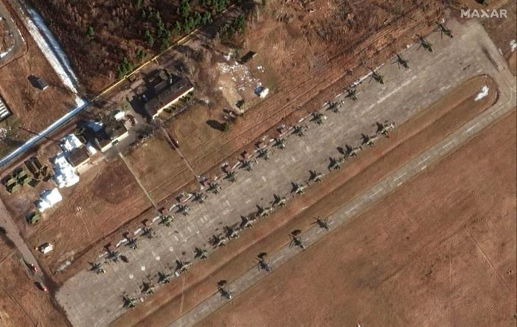 据《美联社》曝光的最新卫星照，俄军在白俄罗斯的卢尼涅茨空军基地仍部署32架Su-25地面攻击机、直升机、S-400防空飞弹系统、地面部队装备，以及无人飞行载具部队。图/美联社(photo:ChinaTimes)