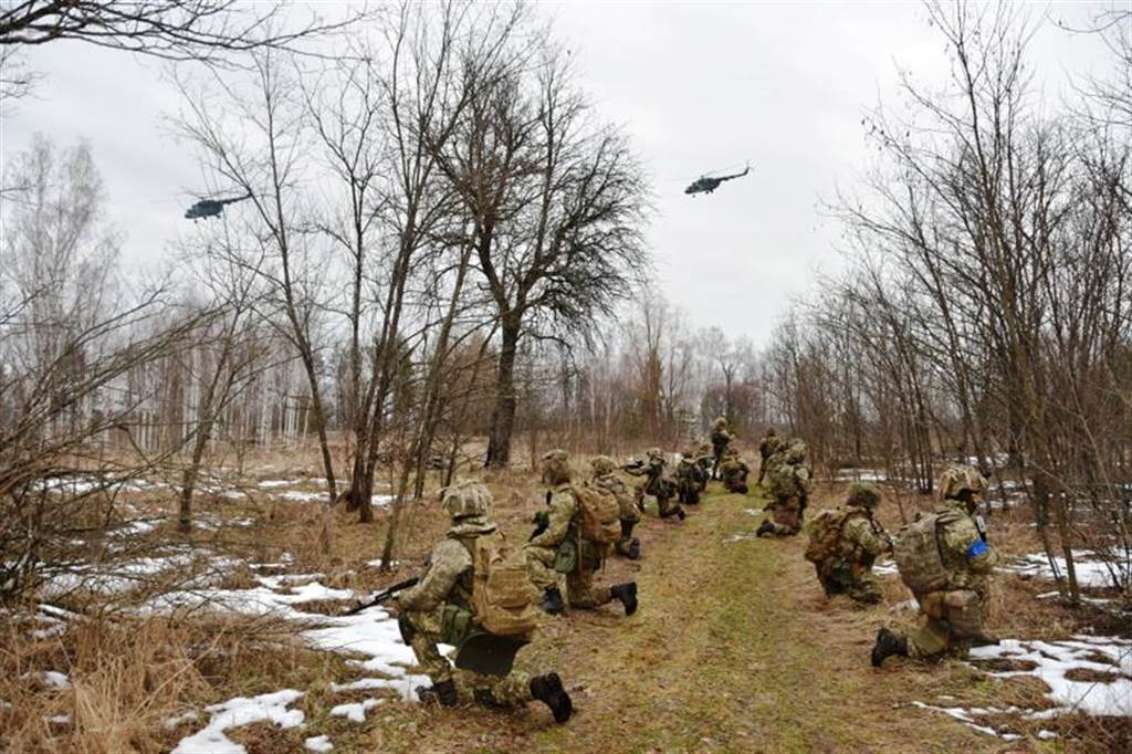 《财经内幕》则分析，乌克兰的弱点无疑是是否有能力因应俄国飞弹与火砲攻击。图为乌克兰士兵进行战术演习。(图/路透社)(photo:ChinaTimes)