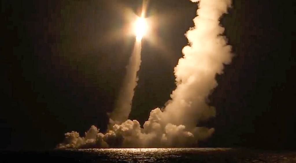 俄罗斯国防部18日宣布，打算进行大规模战略部队演训，以展现核能力，图为俄罗斯北风之神级3号舰「莫诺马赫（Vladimir Monomakh）」号核潜舰2020年12月12日发射洲际弹道飞弹的资料照。（美联社）(photo:ChinaTimes)