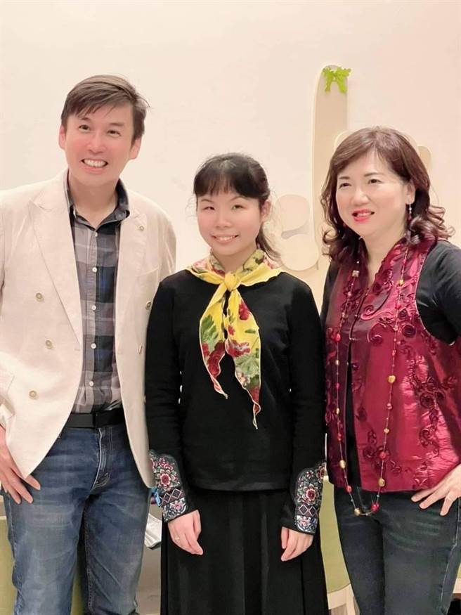 蒋敬三(左一)、陈蔚绮(右一)与视障生杨紫羚(中)在《梨子咖啡馆》表演前合影。(刘正廷摄)