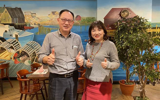 Uncle George谢锡安和陈蔚绮(右)在餐厅独特壁画前合影。(刘正廷摄)