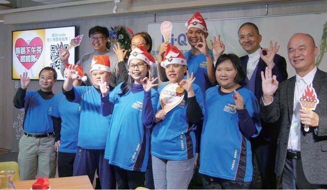 台湾厚道社会服务联合会致力于社服工作，后排右一为董事长张永声、右一为社服志业群总经理陈树人。(Hi-Q提供)