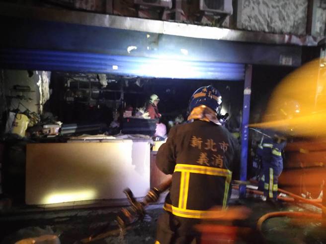 新北市永和区豫溪街某公寓18日晚间11时许传出火警，火舌从1楼窜出，消防局获报前往救援。（翻摄画面）