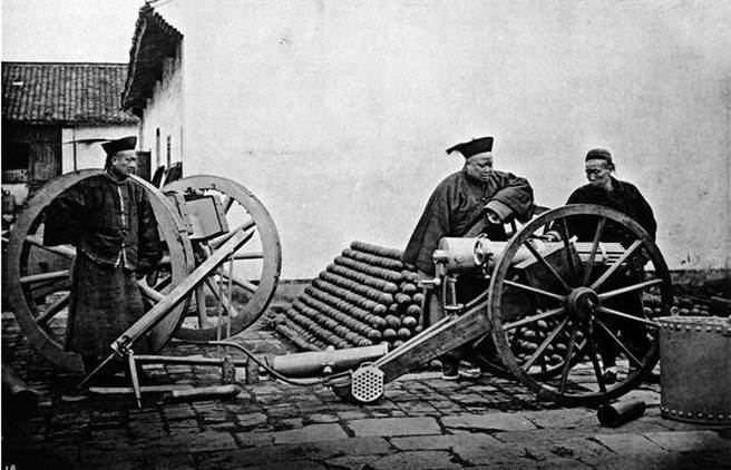 清末洋务运动除开矿造船外，也大量仿制外国先进武器。图为金陵机器制造局制造的加特林机枪。（图／网路）