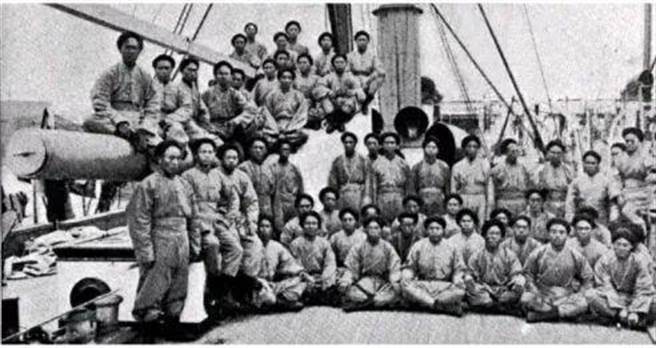 1895年中日甲午战争时，清军已大体完成了陆军装备的现代化，海军也拥有了亚洲最先进的2艘7000吨级的战舰，定远号和镇远号，号称亚洲第一。但甲午战败后清军便一蹶不振。图为北洋水师。（图／网路）