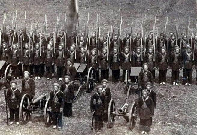 曾国藩雇用了美国人华尔、英国人戈登等人参与军队训练、统御与作战，召募中外志愿者组成洋枪队，还募集大量资金购买当时最先进枪炮。洋枪队组成后屡获大捷，被清廷封为「常胜军」。（图／网路）