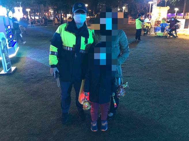 警員張雅惠贈送小提燈予男童。(警方提供).