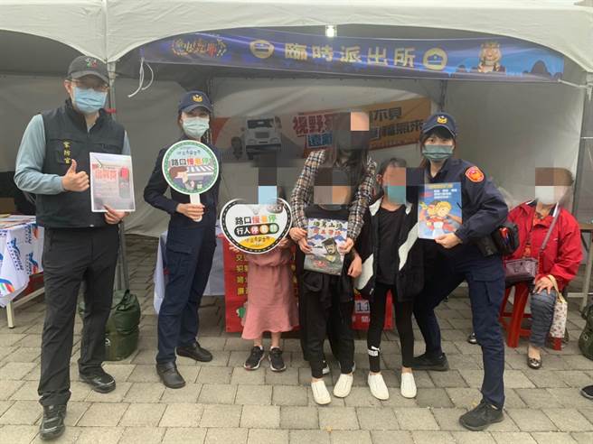 警察在燈會會場設置臨時派出所宣導。(警方提供)