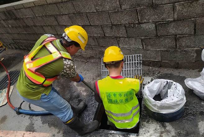中市清沟，先帮水沟照胃镜！环保局以微型影像设备助攻，提升作业安全、事半功倍。（中市环保局提供／陈淑芬台中传真）