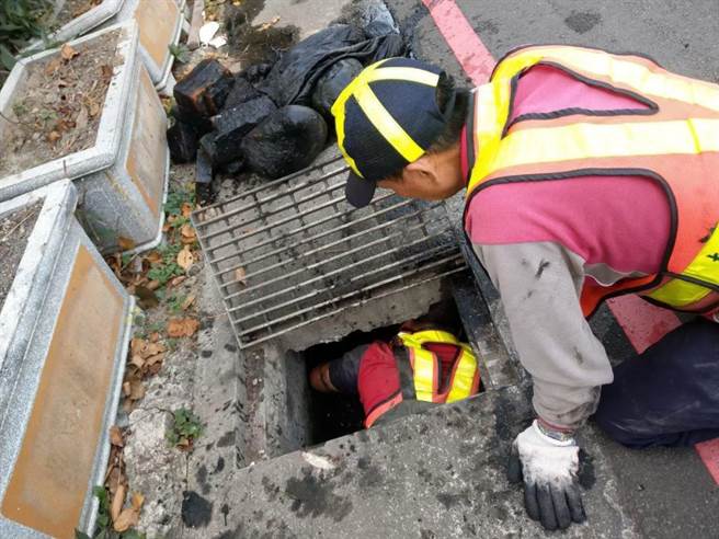 中市清沟，先帮水沟照胃镜！环保局以微型影像设备助攻，提升作业安全、事半功倍。（中市环保局提供／陈淑芬台中传真）