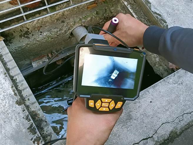 中市环保局清理水沟以微型影像设备先进行勘查，沟内狭窄阴暗处也明亮可见，便于查明阻塞状况。（中市环保局提供／陈淑芬台中传真）