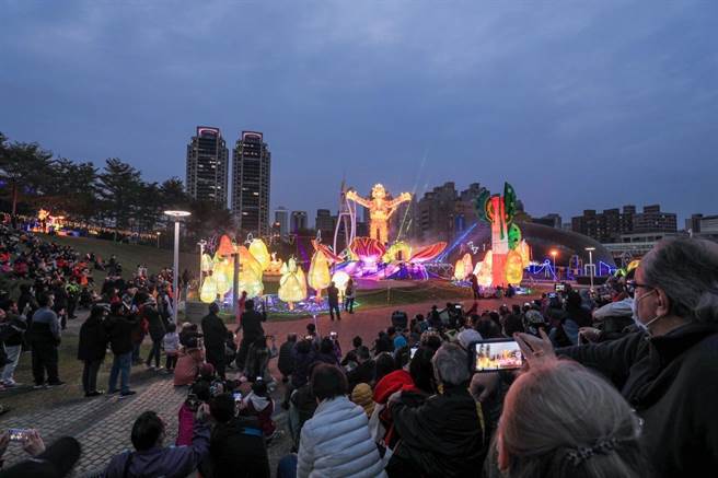 13国驻台使节及国际媒体参访中台湾元宵灯会。（台中市政府提供）