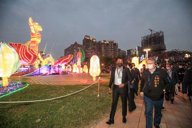 驻台使节及国际媒体参访中台湾元宵灯会，一同感受这场充满视觉与听觉的节庆盛会，行销台中盛典及城市形象。（台中市政府提供）