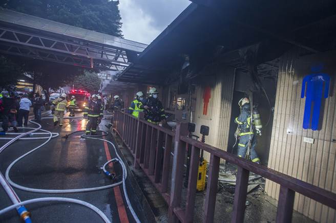 北市第一殡仪馆火警，男厕突冒大火，所幸并无人伤亡。（杜宜谙摄）