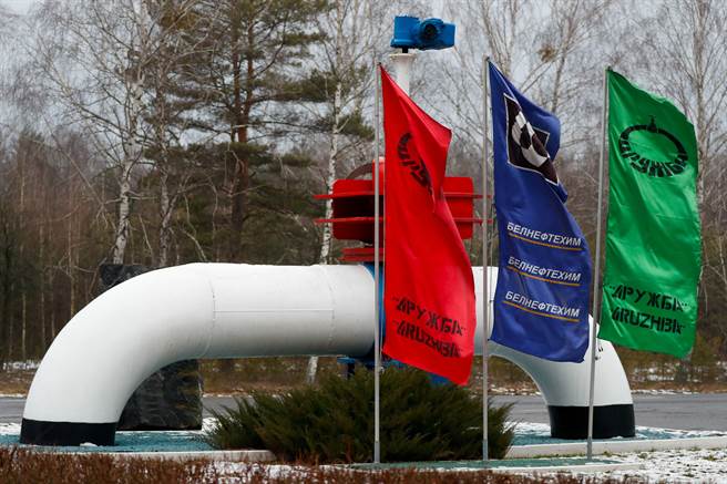 1条经过乌克兰东部城市卢甘斯克（Lugansk）的国际输油管线德鲁斯巴（Druzhba），18日发生爆炸。图为德鲁斯巴管线在白俄罗斯的入口。(图/路透社)