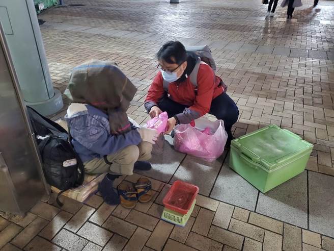 高雄市社會局關懷街友。（社會局提供／林瑞益高雄傳真）