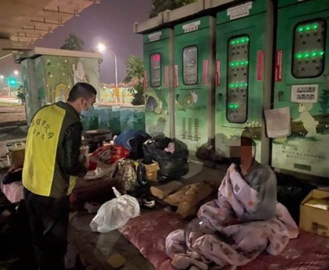 高雄市社會局關懷街友，幫助街友度過寒冬。（社會局提供／林瑞益高雄傳真）